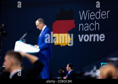 37. Parteitag der CDU Deutschlands Deutschland, CityCube Berlin den 03.02.2025: Kanzlerkandidat der Christlich Demokratische Union CDU Friedrich Merz eröffnet der Parteitag mit der Schärfe auf die Wand mit wieder nach vorne. *** 37 Parteikonferenz der CDU Deutschland, CityCube Berlin 03 02 2025 Bundeskanzlerkandidat der CDU Friedrich Merz eröffnet die Parteikonferenz mit einem scharfen Fokus auf die Mauer mit Rücken nach vorne Stockfoto