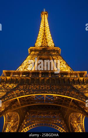Eiffelturm bei Nacht - Paris Stockfoto