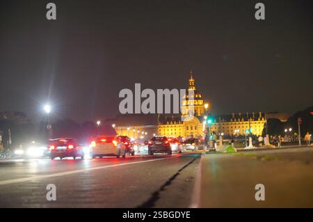 Paris, Frankreich, 7. Oktober 2023. Esplanade des Invalides in Paris bei Nacht mit Lichtern der Stadt und erleuchteten Invaliden Stockfoto