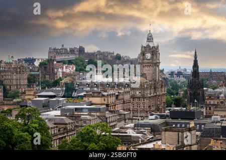 Skyline von Edinburgh und Schloss bei Sonnenuntergang, Blick von Calton Hill, Schottland Stockfoto