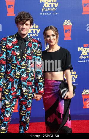 Brett Dier, Haley Lu Richardson bei den MTV Movie & TV Awards, Arrivals, Barker Hangar, Los Angeles, USA - 15. Juni 2019 Stockfoto