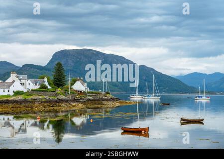 Malerische Landschaft von Loch Carron und dem Dorf Plockton in North West Highlands, Schottland, Großbritannien. Schwarzweiß. Stockfoto