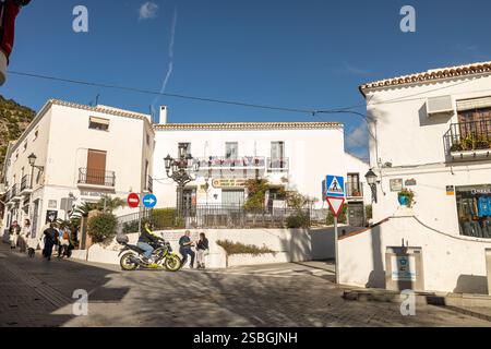Lokaler Platz im touristischen Stadtzentrum des weiß getünchten mediterranen Bergdorfes Stockfoto