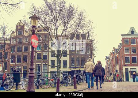 Paare, die auf Brücke in Amsterdam Stockfoto