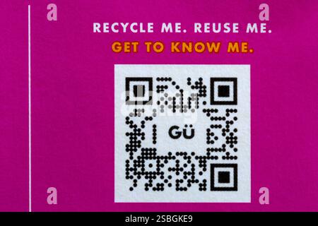 QR Quick Response Code Matrix Barcode - Recycle me Reuse me get to Know Me - Details auf der Schachtel mit GU Honeycomb Sillionaire Puddings Stockfoto
