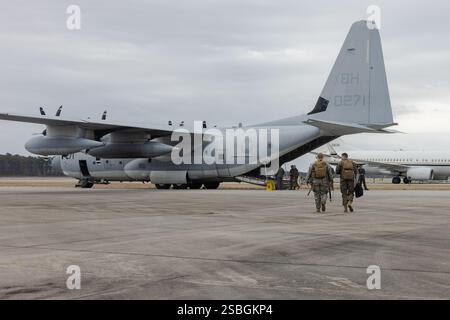 US-Marines mit 1. Bataillon, 6. Marine-Regiment, 2. Marine-Division an Bord eines KC-130J Super Hercules, der dem Marine Luftwaffentransport zugewiesen ist Stockfoto