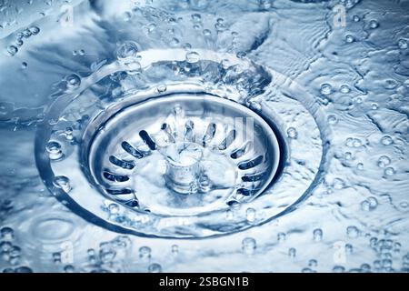 Abfluss für Küchenspüle aus Edelstahl Stockfoto