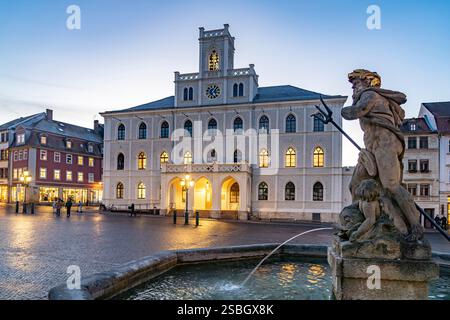 Das Rathaus und Neptunbrunnen auf dem Marktplatz in der Abenddämmerung, Weimar, Thüringen, Deutschland, Europa | Weimarer Rathaus, Neptunbrunnen A Stockfoto