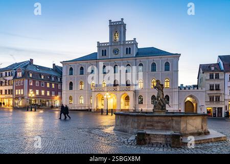 Das Rathaus und Neptunbrunnen auf dem Marktplatz in der Abenddämmerung, Weimar, Thüringen, Deutschland, Europa | Weimarer Rathaus, Neptunbrunnen A Stockfoto