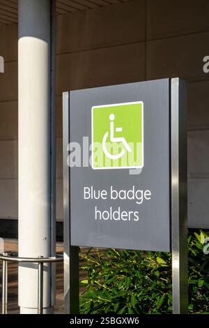 Blaues Schild für Behinderte für Parkplatzhalter Stockfoto