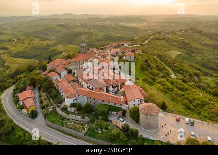 Smartno Stadtbild und Weinberge in der slowenischen Region Goriska Brda Stockfoto