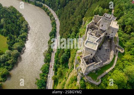 Luftaufnahme der Burg Strecno in der Slowakei Stockfoto