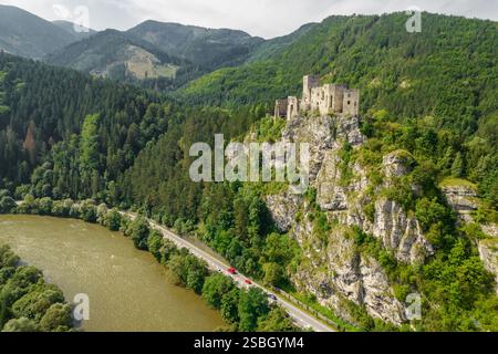 Luftaufnahme der Burg Strecno in der Slowakei Stockfoto