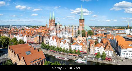 Lübecks Altstadt mit Trave Luftbild-Panorama Hansestadt Lübeck in Deutschland Stockfoto