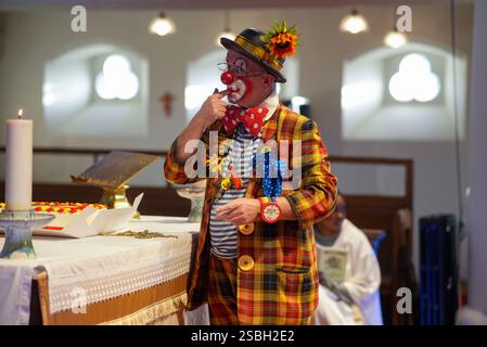 Der jährliche Clowns Service bei den Trinity Saints in East London. Seit 1946 versammeln sich Clowns zu diesem Gottesdienst, um an den Vater des Clowns Jos zu erinnern Stockfoto