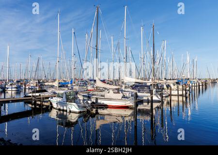 Yachthafen mit Segelbooten segeln Yachten an der Ostsee im Heiligenhafen Stockfoto