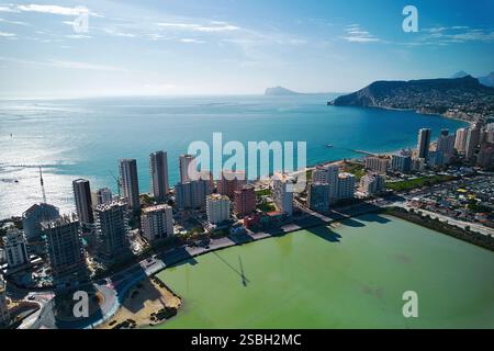 Luftaufnahme der Calpe-Stadt. Costa Blanca, Spanien. Küstenstadt mit hoch aufragenden Wohn- und Geschäftsgebäuden entlang des Salzsees und des Mediterranea Stockfoto