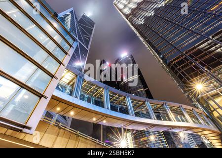 Hongkong bei Nacht Autoverkehr mit Wolkenkratzern Central District in Hongkong, China Stockfoto