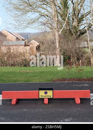 Januar 2025 - vorübergehende Holzbarrieren verhindern, dass Parken auf einer Privatstraße in Cheddar, Somerset, England, Großbritannien. Stockfoto