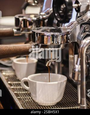 Symbolfoto zum Thema Kaffee kochen. Kaffee laeuft aus einer hochpreisigen Siebtraeger-Kaffeemaschine in einer Tasse. Wegen schlechter Ernten sind Kaffeebohnen zum raren gut geworden, die Kaffeepreise sind stark gestiegen. Foto: W.. Rothermel *** symbolisches Foto zum Thema Kaffeezubereitung fließt aus einer hochpreisigen Siebkaffeemaschine in eine Tasse aufgrund schlechter Ernten, Kaffeebohnen sind zu einer seltenen Ware geworden und die Kaffeepreise sind stark gestiegen Foto W Rothermel Stockfoto