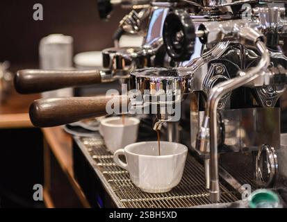 Symbolfoto zum Thema Kaffee kochen. Kaffee laeuft aus einer hochpreisigen Siebtraeger-Kaffeemaschine in einer Tasse. Wegen schlechter Ernten sind Kaffeebohnen zum raren gut geworden, die Kaffeepreise sind stark gestiegen. Foto: W.. Rothermel *** symbolisches Foto zum Thema Kaffeezubereitung fließt aus einer hochpreisigen Siebkaffeemaschine in eine Tasse aufgrund schlechter Ernten, Kaffeebohnen sind zu einer seltenen Ware geworden und die Kaffeepreise sind stark gestiegen Foto W Rothermel Stockfoto