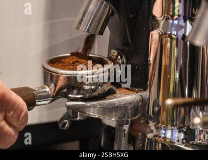 Symbolfoto zum Thema Kaffee kochen. Frisch gemahlener Kaffee rieselt aus einer Kaffeemühle in den Siebtraeger einer Espressomaschine. Wegen schlechter Ernten sind Kaffeebohnen zum raren gut geworden, die Kaffeepreise sind stark gestiegen. Foto: W.. Rothermel *** symbolisches Foto zum Thema Kaffeezubereitung frisch gemahlener Kaffee tropft aus einer Kaffeemühle in den Siebträger einer Espressomaschine aufgrund schlechter Ernten, Kaffeebohnen sind zu einer seltenen Ware geworden und die Kaffeepreise sind stark gestiegen Foto W Rothermel Stockfoto