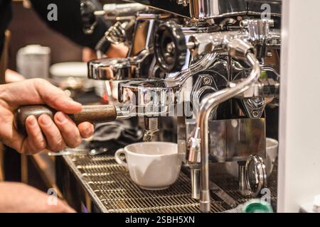 Symbolfoto zum Thema Kaffee kochen. Kaffee laeuft aus einer Siebtraeger-Kaffeemaschine in einer Tasse. Wegen schlechter Ernten sind Kaffeebohnen zum raren gut geworden, die Kaffeepreise sind stark gestiegen. Foto: W.. Rothermel *** symbolisches Foto zum Thema Kaffeezubereitung Kaffee läuft aus einer Siebkaffeemaschine in eine Tasse aufgrund schlechter Ernten, Kaffeebohnen sind zu einer seltenen Ware geworden und die Kaffeepreise sind stark gestiegen Foto W Rothermel Stockfoto