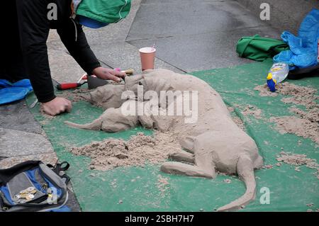 Kopenhagen /Dänemark/ 287. November 2019/ Ägypsy macht san Skulptur zwei passinnate Haustiere auf amager torv und stroeget und zeigt sein Talent in der dänischen Hauptstadt. (Foto: Francis Joseph Dean / Deanpictures). Stockfoto