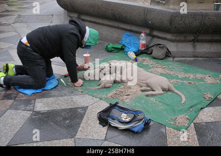 Kopenhagen /Dänemark/ 287. November 2019/ Ägypsy macht san Skulptur zwei passinnate Haustiere auf amager torv und stroeget und zeigt sein Talent in der dänischen Hauptstadt. (Foto: Francis Joseph Dean / Deanpictures). Stockfoto