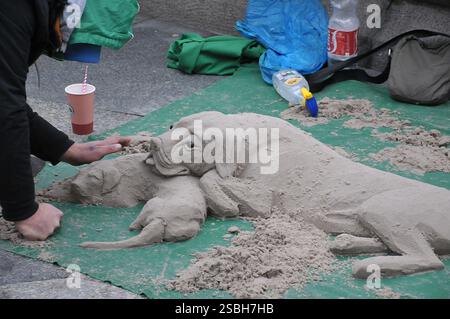 Kopenhagen /Dänemark/ 287. November 2019/ Ägypsy macht san Skulptur zwei passinnate Haustiere auf amager torv und stroeget und zeigt sein Talent in der dänischen Hauptstadt. (Foto: Francis Joseph Dean / Deanpictures). Stockfoto
