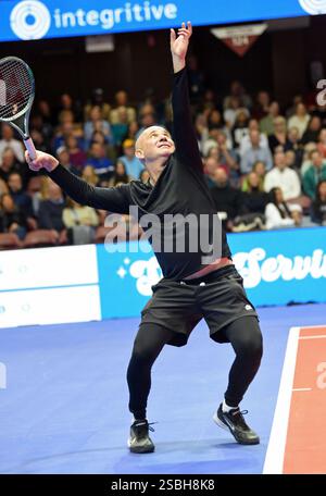Asheville, South Carolina, USA. Februar 2025. Sc. Februar 2025. Andre Agassi bei einem öffentlichen Auftritt für Stars Servin' Up Love Celebrity Tennis Hurricane Helene Benefit, Harrah's Cherokee Center, Asheville, SC, 02. Februar, 2025. Credit: Derek Storm/Everett Collection/Alamy Live News Credit: Everett Collection Inc/Alamy Live News Stockfoto