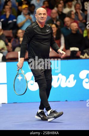 Asheville, South Carolina, USA. Februar 2025. Sc. Februar 2025. Andre Agassi bei einem öffentlichen Auftritt für Stars Servin' Up Love Celebrity Tennis Hurricane Helene Benefit, Harrah's Cherokee Center, Asheville, SC, 02. Februar, 2025. Credit: Derek Storm/Everett Collection/Alamy Live News Credit: Everett Collection Inc/Alamy Live News Stockfoto