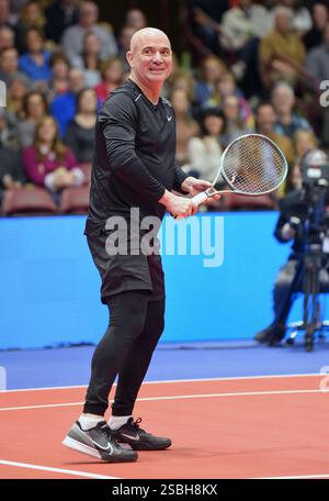 Asheville, South Carolina, USA. Februar 2025. Sc. Februar 2025. Andre Agassi bei einem öffentlichen Auftritt für Stars Servin' Up Love Celebrity Tennis Hurricane Helene Benefit, Harrah's Cherokee Center, Asheville, SC, 02. Februar, 2025. Credit: Derek Storm/Everett Collection/Alamy Live News Credit: Everett Collection Inc/Alamy Live News Stockfoto