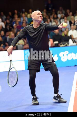 Asheville, South Carolina, USA. Februar 2025. Sc. Februar 2025. Andre Agassi bei einem öffentlichen Auftritt für Stars Servin' Up Love Celebrity Tennis Hurricane Helene Benefit, Harrah's Cherokee Center, Asheville, SC, 02. Februar, 2025. Credit: Derek Storm/Everett Collection/Alamy Live News Credit: Everett Collection Inc/Alamy Live News Stockfoto