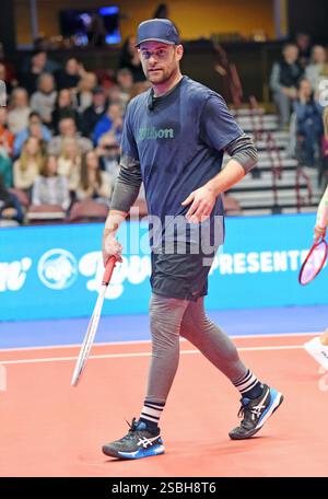 Asheville, South Carolina, USA. Februar 2025. Sc. Februar 2025. Andy Roddick bei einem öffentlichen Auftritt für Stars Servin' Up Love Celebrity Tennis Hurricane Helene Benefit, Harrah's Cherokee Center, Asheville, SC, Februar 02. 2025. Credit: Derek Storm/Everett Collection/Alamy Live News Credit: Everett Collection Inc/Alamy Live News Stockfoto