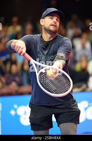 Asheville, South Carolina, USA. Februar 2025. Sc. Februar 2025. Andy Roddick bei einem öffentlichen Auftritt für Stars Servin' Up Love Celebrity Tennis Hurricane Helene Benefit, Harrah's Cherokee Center, Asheville, SC, Februar 02. 2025. Credit: Derek Storm/Everett Collection/Alamy Live News Credit: Everett Collection Inc/Alamy Live News Stockfoto