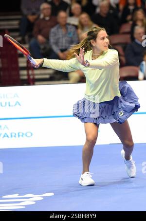Asheville, South Carolina, USA. Februar 2025. Sc. Februar 2025. Emma Navarro bei einem öffentlichen Auftritt für Stars Servin' Up Love Celebrity Tennis Hurricane Helene Benefit, Harrah's Cherokee Center, Asheville, SC, 02. Februar, 2025. Credit: Derek Storm/Everett Collection/Alamy Live News Credit: Everett Collection Inc/Alamy Live News Stockfoto
