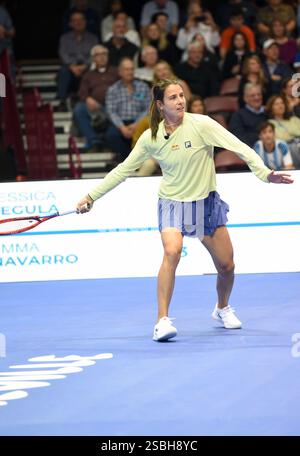 Asheville, South Carolina, USA. Februar 2025. Sc. Februar 2025. Emma Navarro bei einem öffentlichen Auftritt für Stars Servin' Up Love Celebrity Tennis Hurricane Helene Benefit, Harrah's Cherokee Center, Asheville, SC, 02. Februar, 2025. Credit: Derek Storm/Everett Collection/Alamy Live News Credit: Everett Collection Inc/Alamy Live News Stockfoto