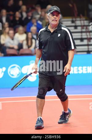 Asheville, South Carolina, USA. Februar 2025. Sc. Februar 2025. ESAI Morales bei einem öffentlichen Auftritt für Stars Servin' Up Love Celebrity Tennis Hurricane Helene Benefit, Harrah's Cherokee Center, Asheville, SC, 02. Februar, 2025. Credit: Derek Storm/Everett Collection/Alamy Live News Credit: Everett Collection Inc/Alamy Live News Stockfoto