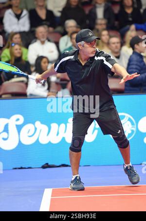 Asheville, South Carolina, USA. Februar 2025. Sc. Februar 2025. ESAI Morales bei einem öffentlichen Auftritt für Stars Servin' Up Love Celebrity Tennis Hurricane Helene Benefit, Harrah's Cherokee Center, Asheville, SC, 02. Februar, 2025. Credit: Derek Storm/Everett Collection/Alamy Live News Credit: Everett Collection Inc/Alamy Live News Stockfoto