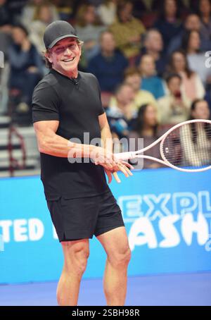Asheville, South Carolina, USA. Februar 2025. Jeff Probst bei einem öffentlichen Auftritt für Stars Servin' Up Love Celebrity Tennis Hurricane Helene Benefit, Harrah's Cherokee Center, Asheville, SC, 02. Februar, 2025. Foto: Derek Storm/Everett Collection Credit: Everett Collection Inc/Alamy Live News Stockfoto