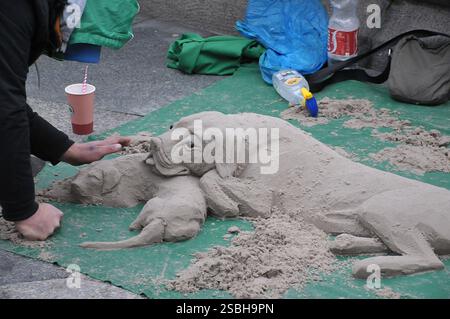 Kopenhagen /Dänemark/ 287. November 2019/ Ägypsy macht san Skulptur zwei passinnate Haustiere auf amager torv und stroeget und zeigt sein Talent in der dänischen Hauptstadt. Foto: Francis Joseph Dean / Deanpictures. Stockfoto