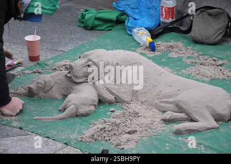 Kopenhagen /Dänemark/ 287. November 2019/ Ägypsy macht san Skulptur zwei passinnate Haustiere auf amager torv und stroeget und zeigt sein Talent in der dänischen Hauptstadt. Foto: Francis Joseph Dean / Deanpictures. Stockfoto