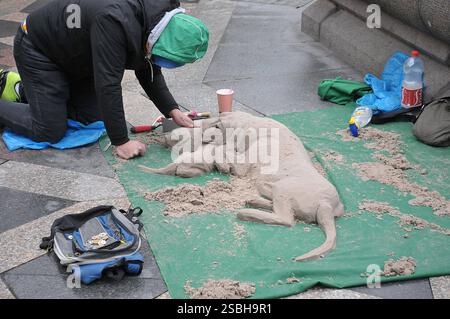 Kopenhagen /Dänemark/ 287. November 2019/ Ägypsy macht san Skulptur zwei passinnate Haustiere auf amager torv und stroeget und zeigt sein Talent in der dänischen Hauptstadt. Foto: Francis Joseph Dean / Deanpictures. Stockfoto