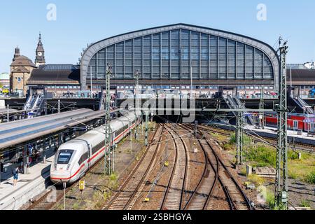 Hamburg, Deutschland - 13. August 2024: ICE-4-Hochgeschwindigkeitszug am Hamburger Hauptbahnhof Hbf. Stockfoto