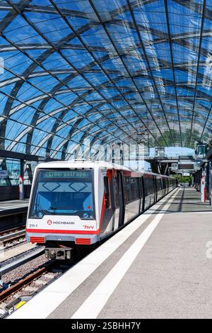 Hamburg - 12. August 2024: Hochbahn Hamburg U-Bahn-Linie U4 im Portraitformat am Bahnhof Elbbrücken in Hamburg. Stockfoto