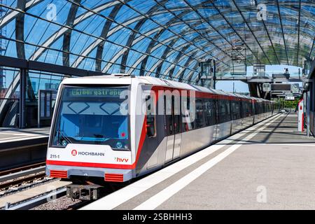 Hamburg, Deutschland - 12. August 2024: Hochbahn Hamburg U-Bahn Linie U4 am Bahnhof Elbbrücken in Hamburg, Deutschland. Stockfoto