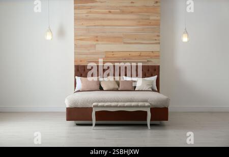 Bett im Mokkakeschatten im Innenbereich. Gemütliches Schlafzimmer. Trendige Farbe 2025 Jahre Stockfoto