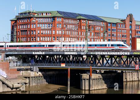 Hamburg – 12. August 2024: ICE T-Schnellzug der DB-Bahn auf der Oberhafenbrücke in Hamburg. Stockfoto