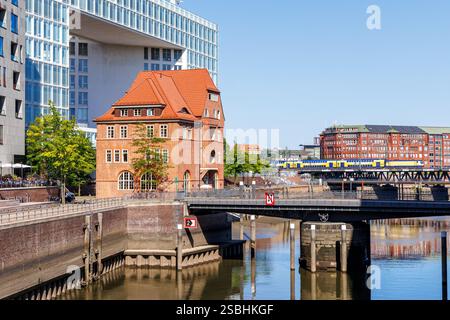 Hamburg - 12. August 2024: Regionalzug Metronom auf der Oberhafenbrücke mit dem Alten Zollhaus in Hamburg. Stockfoto